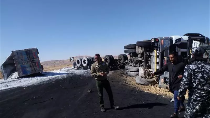 إصابة سائق ومساعده في انقلاب شاحنة على طريق 