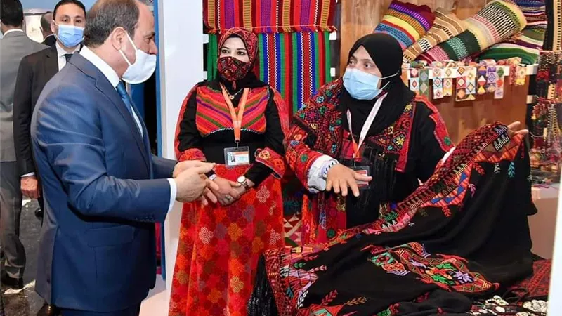 الرئيس السيسي يتفقد معرض ابناء سيناء وتراثنا على هامش منتدى شباب العالم...صور