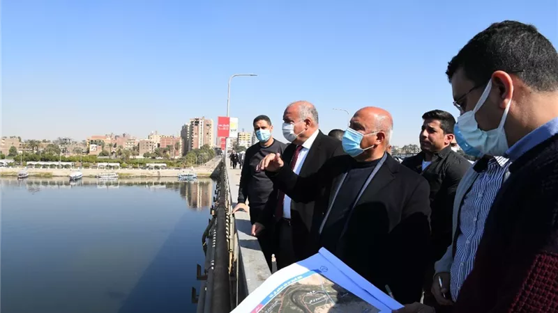 الوزير والداودي يتفقدان مسار ونقاط القطار الكهربائي السريع بقنا