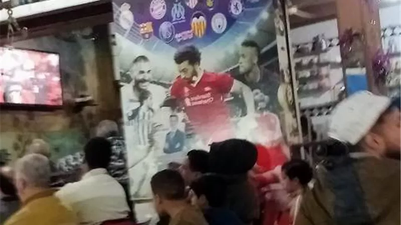 مقاهي الإسماعيلية كاملة العدد أثناء مباراة مصر ونيجيريا..صور