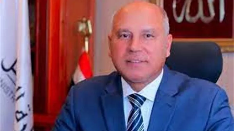 وزير النقل ومحافظ قنا يتفقدان مسار ونقاط القطار الكهربائى السريع