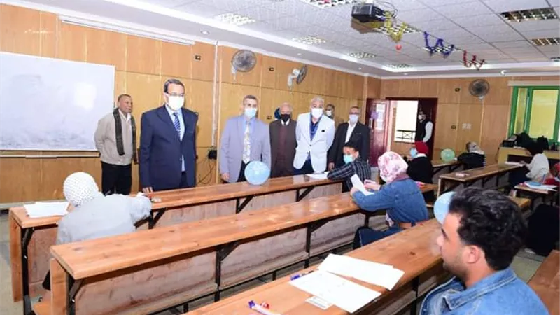 استمرار امتحانات الفصل الدراسي الأول بجامعة سوهاج..صور