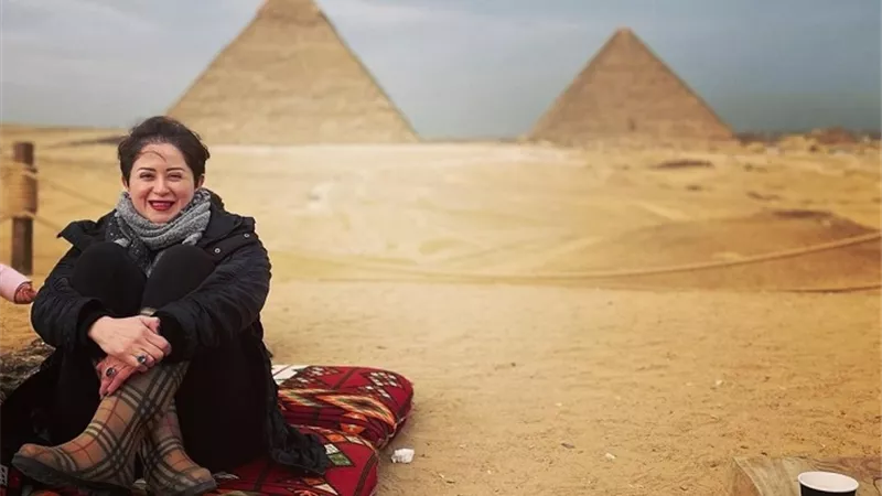 يوم رائع.. مي نور الشريف تستمتع بوقتها خلال زيارتها للأهرامات