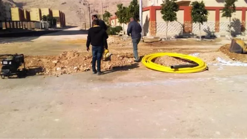 استمرار أعمال توصيل الغاز الطبيعي بحي الكوثر بسوهاج
