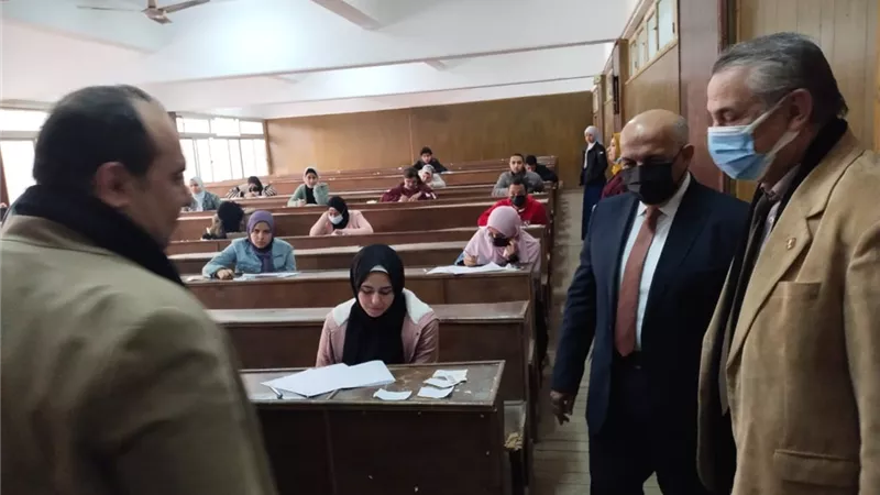 نائب رئيس جامعة الزقازيق يتفقد سير الامتحانات بكلية العلوم