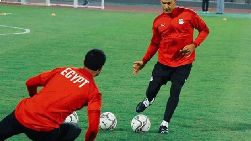 عصام الحضرى يقود تدريب حراس المنتخب بعد شفائه من الإصابة بـ كورونا