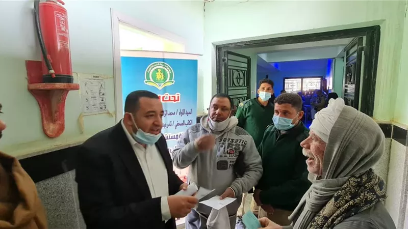 قافلة المغربي الطبية توقع الكشف علي 388 حالة لمرضي العيون بالفرافرة