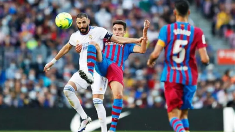 ديمبلي ودي يونج يقودان هجوم برشلونة لمواجهة ريال مدريد