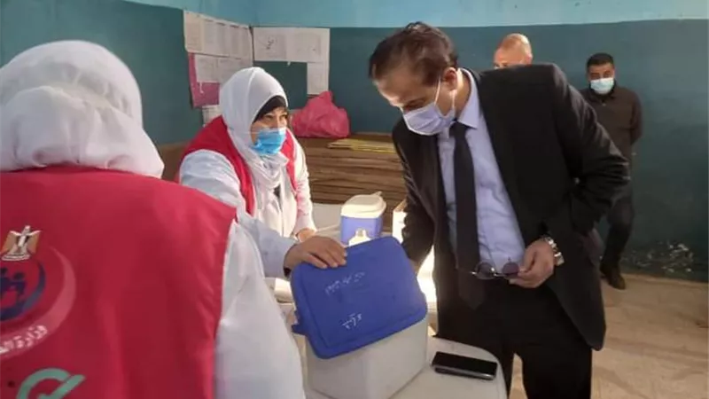 وكيل الصحة بالقليوبية يتابع تلقى المواطنين للقاح بمركز شباب شبين القناطر