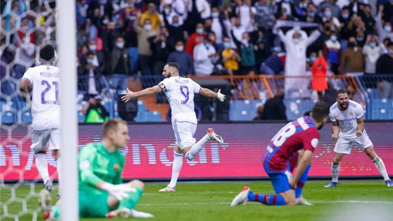 ريال مدريد يهزم برشلونة ويتأهل لنهائي كأس السوبر الإسباني.. فيديو