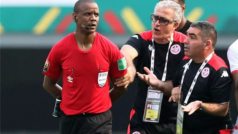 المجموعة السادسة .. الكاف يستبعد حكم مباراة تونس من كأس الأمم الأفريقية ويعتمد فوز مالى