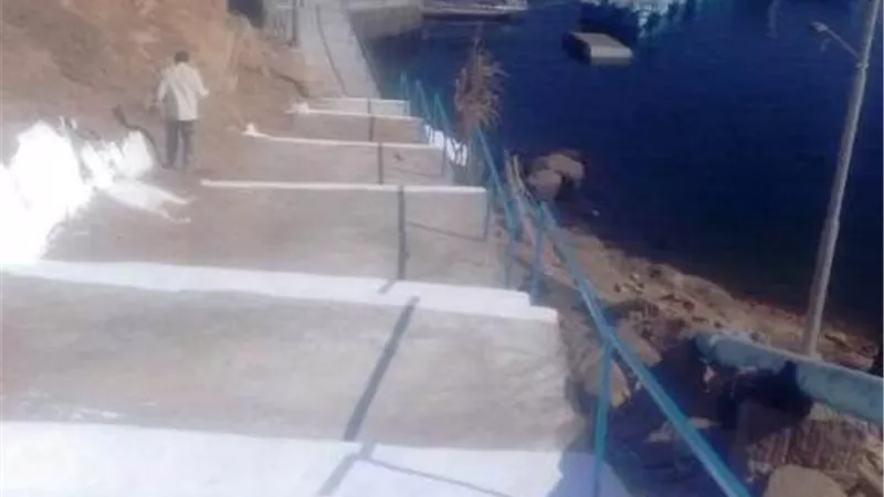 محافظ أسوان يتابع جهود إعادة إعمار وإنشاء المنازل المتضررة من السيول