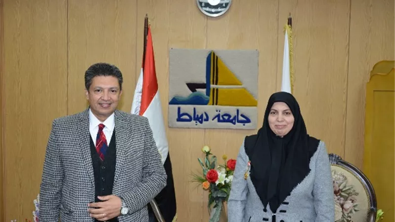 رئيس جامعة دمياط يكرم باحثة ليبية حصلت على الدكتوراة من كلية العلوم