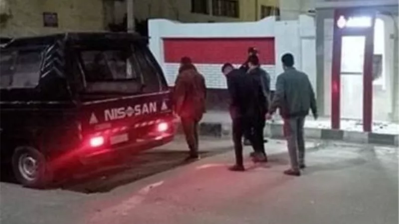 مهتز نفسياً يشعل النيران في ماكينة صرف آلي.. بالغربية