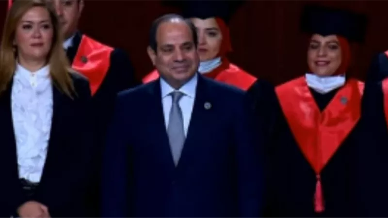 الرئيس السيسي يتوسط صورة تذكارية لخريجي دفعات الأكاديمية الوطنية للتدريب