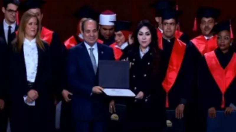 الرئيس السيسي يسلم شهادات التخرج لخريجي الأكاديمية الوطنية للتدريب
