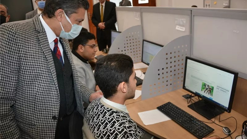 رئيس جامعة دمياط يتفقد الإختبارات الإلكترونية بكلية الطب
