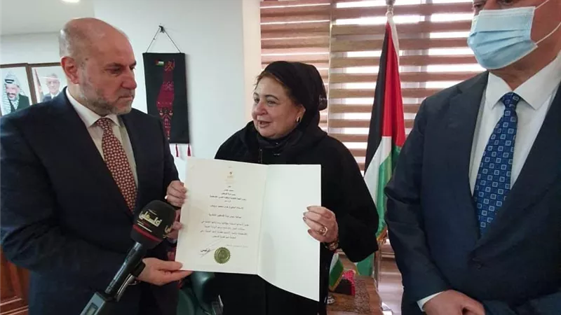 الرئيس الفلسطينى يكرم عميدة معهد الدراسات الآسيوية السابقة بجامعة الزقازيق