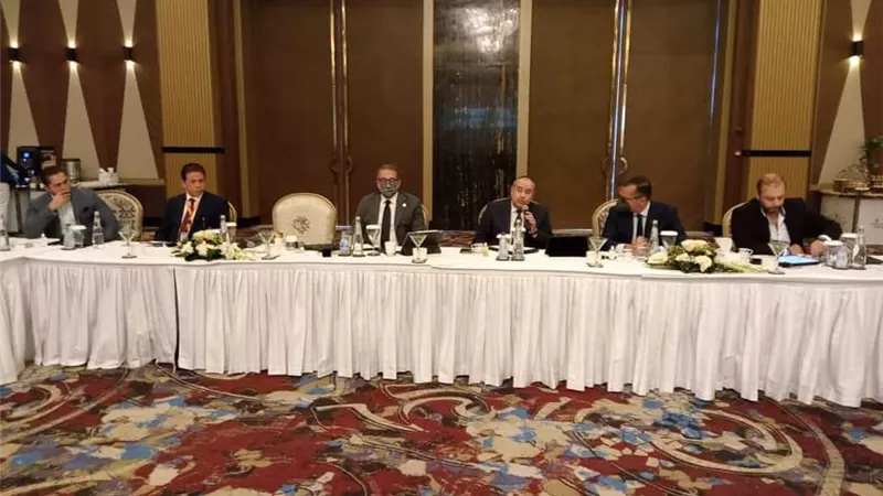 العناني يلتقي مع عدد من المستثمرين السياحيين على هامش مشاركته في منتدى شباب العالم