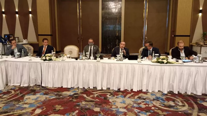وزير السياحة والآثار يلتقي مع عدد من المستثمرين السياحيين