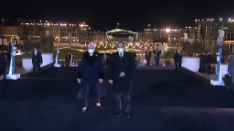 الرئيس السيسي يصل مقر مشروع النصب التذكاري لإحياء الإنسانية