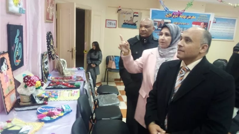 مدير تعليم مطروح يفتتح المعرض الفنى لأنشطة الاقتصاد المنزلى