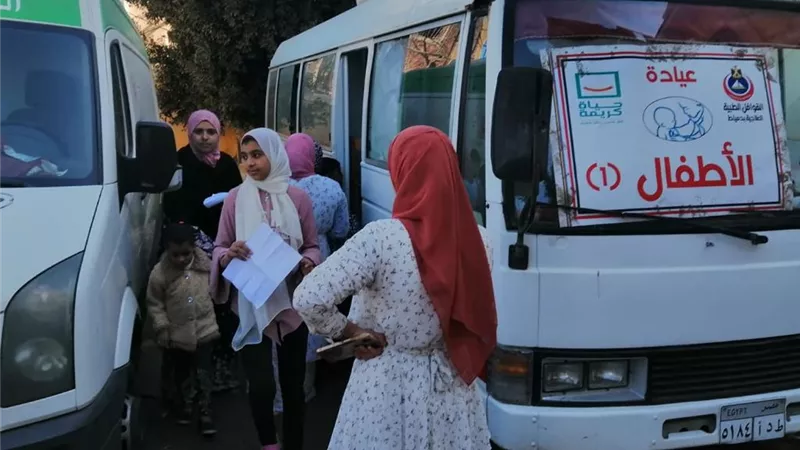 علاج ١٨٩٨ مواطنا بالمجان في قافلة طبية بدمياط
