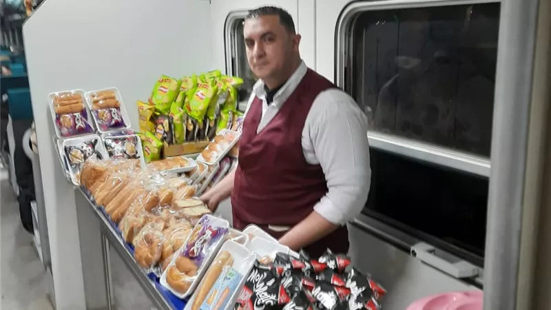 النقل تنشر صور حية من عربات البوفيه والمنتجات للقطارات الروسى