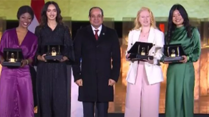 الرئيس السيسي يكرم مجموعة من النماذج الملهمة بمنتدى شباب العالم