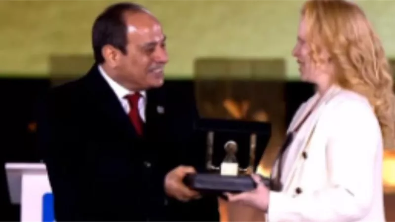 الرئيس السيسي للفتاة 