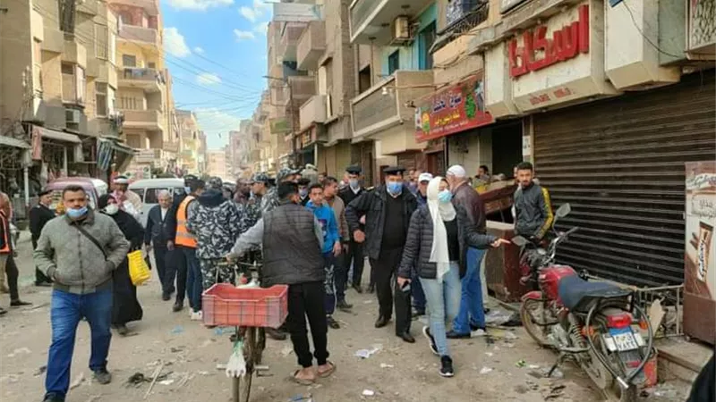 تحرير ٦٦ محضر اشغال ونظافة وازالة ١٥ وصلة كهرباء و٤ أكشاك فى حملة مكبرة بكفر شكر وبنها