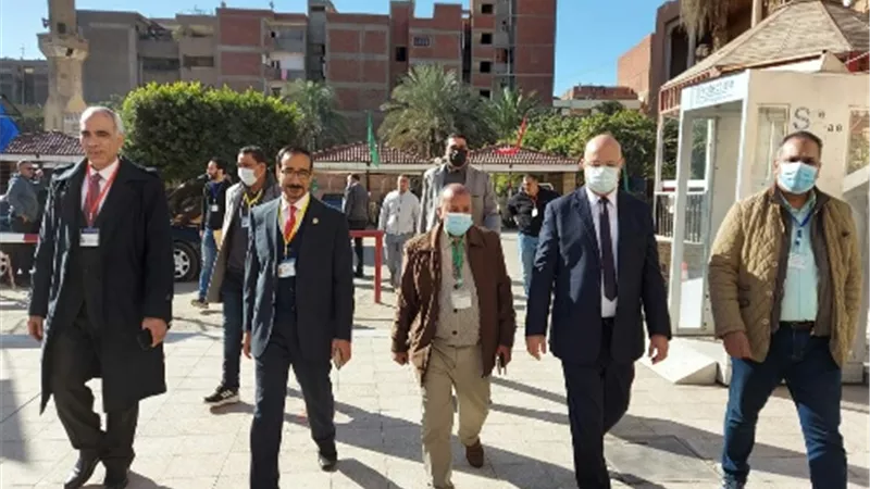 رئيس جامعة بنها يتفقد الإمتحانات بكلية التجارة.. ويؤكد على توفير سبل الراحة للطلاب