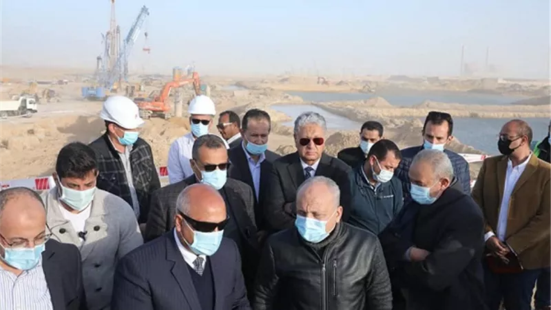 وزير النقل يتفقد مواقع العمل في مشروع تطوير ميناء السخنة