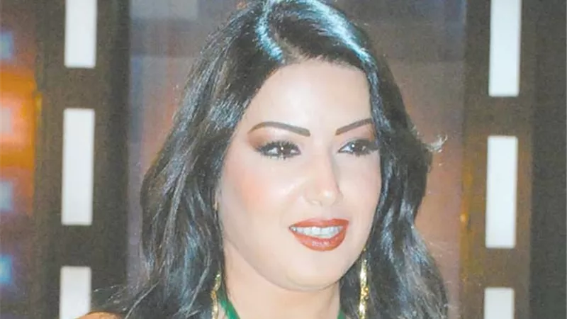 يسرا .. مذيعة الحب