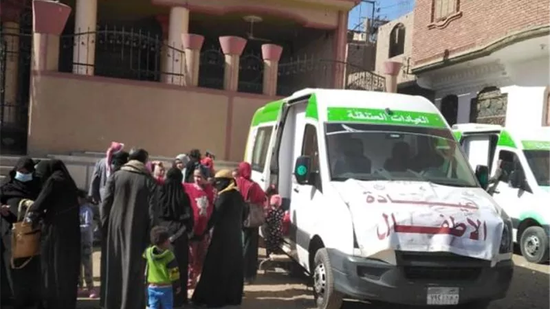 الكشف وعلاج ١٣٠٩ حالة خلال قافلة طبية مجانية فى قنا.. بالصور