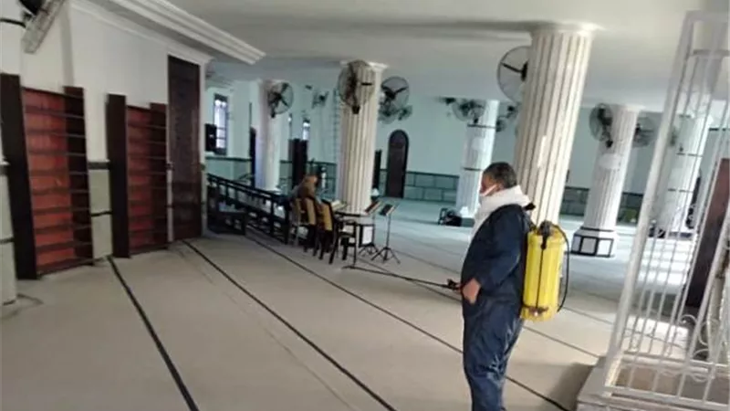 استمرار عمل الفرق الصحية المكثفة لتطهير المدارس ودور العبادة فى الشرقية.. بالصور