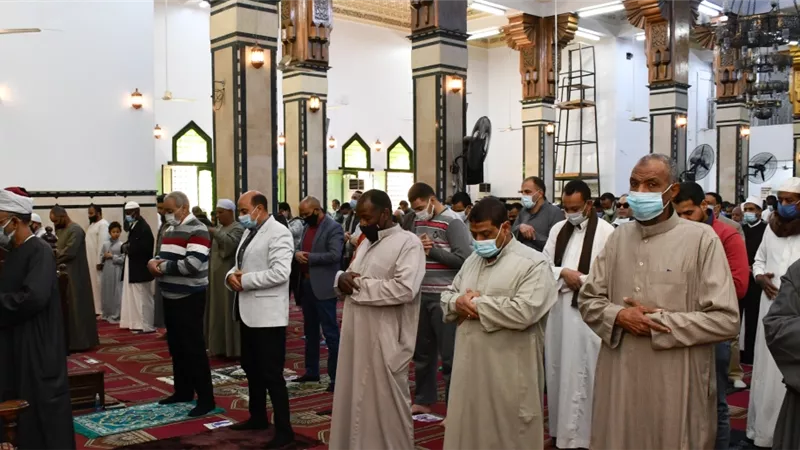 محافظ أسوان يؤدى صلاة الجمعة ويستمع لمطالب المواطنين..صور