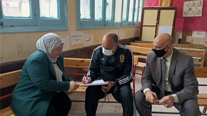 مدير تعليم السويس يتفقد إجراءات تسليم الإمتحانات بالمدارس ..صور