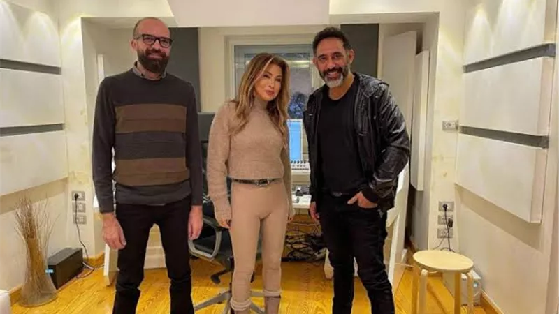 وصلة رقص تجمع نوال الزغبي مع الملحن عمرو مصطفى داخل الاستوديو.. صور