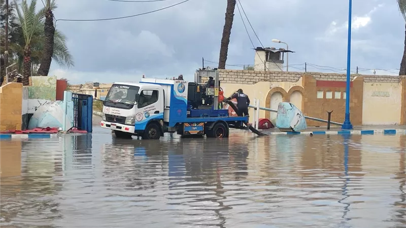 مياه مطروح تنجح في إزالة تجمعات الأمطار من الشوارع..صور