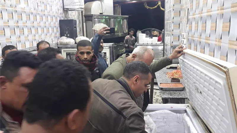 غلق وتشميع مطعم مشويات شهير بأوسيم ..صور وفيديو