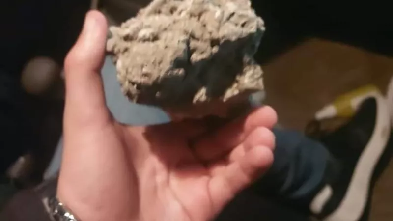 ضبط مريض نفسي يلقي الحجاره علي الماره