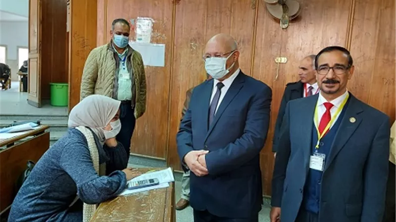 رئيس جامعة بنها يتفقد الإمتحانات بكلية التجارة.. ويؤكد على توفير سبل الراحة للطلاب