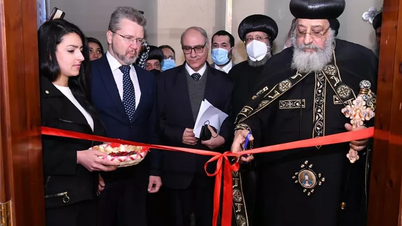قداسة البابا يفتتح معرض أيقونات برونزية بمعهد الدراسات