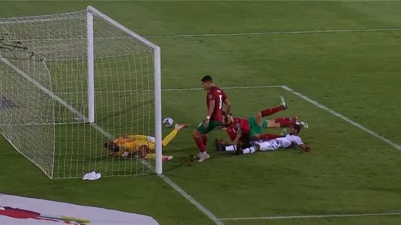 رغم الهزيمة .. بن بوينا أفضل لاعب فى مباراة المغرب وجزر القمر بتصدى أسطورى .. بالفيديو والصـــور