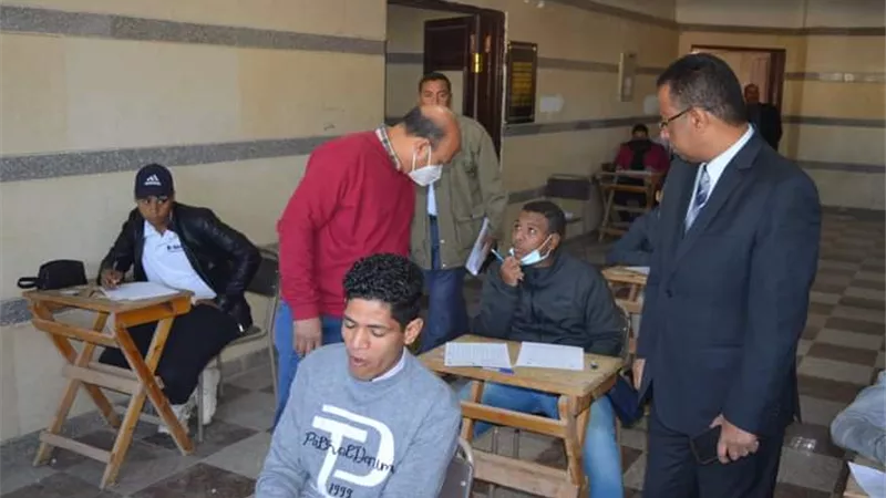 نائب رئيس جامعة جنوب الوادي يتفقد امتحانات كلية الحقوق بقنا