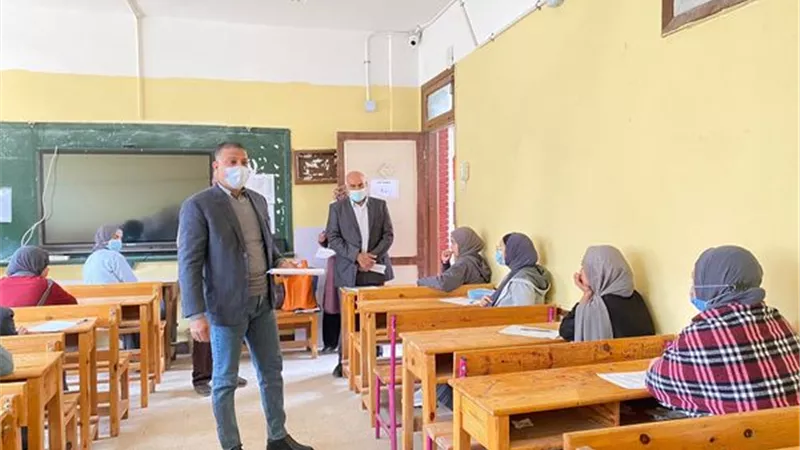 طلاب الصف الأول الثانوي بالإسماعيلية يؤدون امتحان المواد غير المضافة للمجموع..صور