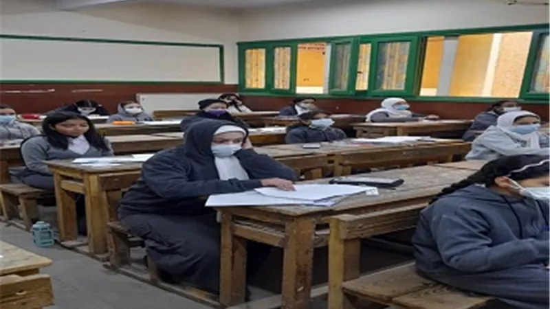 مُدير تعليم الجيزة يُتابِعُ سَيرَ الامتحانات بمَدارِس العَجوزة