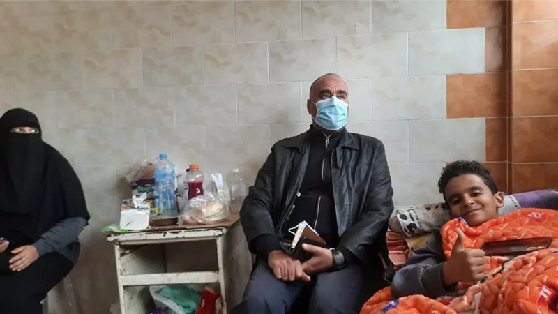 وكيل التعليم بالسويس يزور لجنة امتحان طالب فقد أسرته في حادث مأساوى