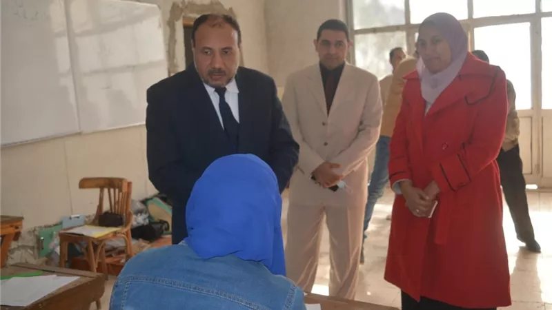 نائب رئيس جامعة الأزهر يتفقد امتحانات التيرم الأول بكليات البنات بأسيوط
